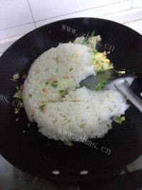 自己做的鸡蛋火腿炒饭做法图解3)