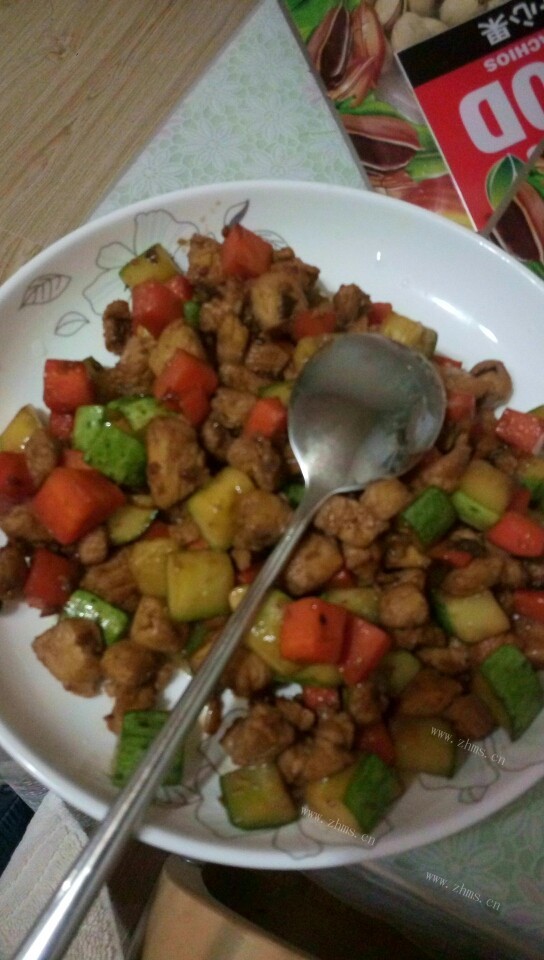 色泽鲜亮的炒三丁