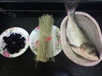 鲜美可口的粉丝鲢鱼煲做法图解1)