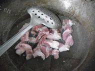 家常菜蘑菇烧肉做法图解3)