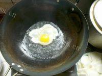 绿色食物煎荷包蛋做法图解3)