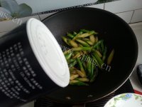家常菜腊肠炒芦笋做法图解6)