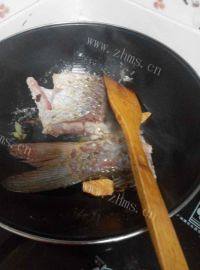 美味的炖大鲤鱼做法图解6)