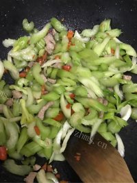 简单版芹菜炒肉做法图解5)