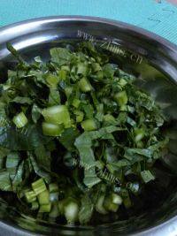 菜心玉米肉碎粥做法图解1)