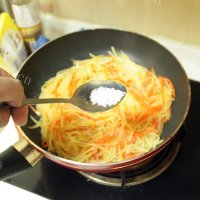 家常菜胡萝卜炒土豆丝做法图解6)