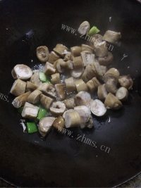 家常菜尖椒肥肠做法图解5)