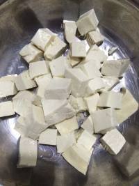 美味的牡蛎豆腐汤做法图解1)