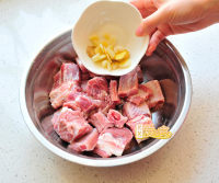 美味的干锅椒盐排骨做法图解1)
