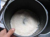 蚕豆腊肉焖饭做法图解5)
