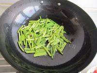 美味的蒜薹炒牛肉做法图解6)
