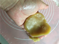 自制蛋黄莲蓉月饼做法图解14)