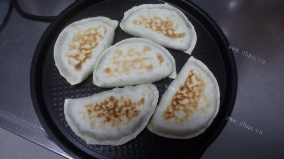 色泽鲜亮的韭菜盒子
