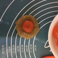 自制蛋黄莲蓉月饼做法图解8)