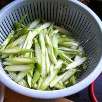 家常菜芦笋炒肉做法图解1)