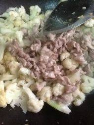 香糯的花菜炒肉片做法图解11)