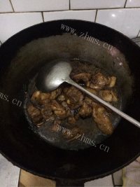 色泽鲜亮的鸡腿炖蘑菇做法图解5)