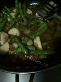 土豆豆角炖肉做法图解8)