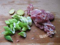 家常菜肉炒香菇做法图解3)