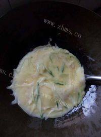 美味的鸡蛋煎饼做法图解4)