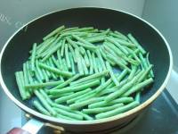家常菜干煸豇豆做法图解4)