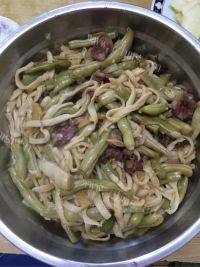 腊肠芸豆焖面做法图解8)