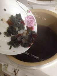 自制皮蛋黑米粥做法图解6)