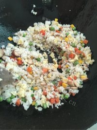 美味的什锦蛋炒饭做法图解7)