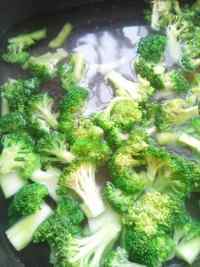 特下饭的素炒西兰花做法图解3)