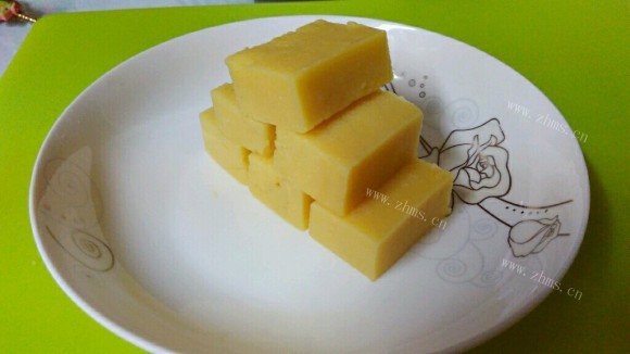 色泽鲜亮的豌豆黄