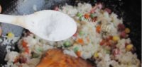 美味的菠萝炒饭做法图解4)