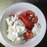 小葱番茄豆腐汤的做法图解二