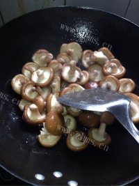 美味的香菇豆腐汤做法图解2)