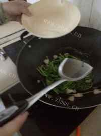 美味的白肉炒通心菜做法图解6)