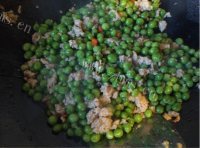 家常菜豌豆炒肉末做法图解8)