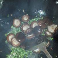 美味的香菇炒豌豆的做法图解十三