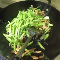 DIY芹菜炒肉做法图解4)