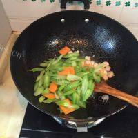 家常菜芹菜炒虾仁做法图解7)