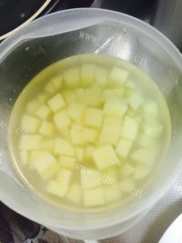 美味的土豆腊肠焖饭做法图解1)