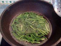 下酒菜蒜薹炒肉做法图解2)
