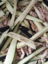 家常菜肉丝炒茄子做法图解7)