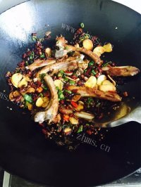 香辣的三椒麻辣排骨做法图解2)