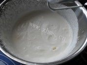 色味俱全的草莓酸奶慕斯做法图解5)