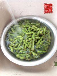 下酒菜盐水毛豆做法图解2)