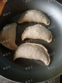 味道不错的韭菜盒子做法图解18)