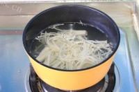色味俱佳的凉拌金针菇做法图解6)