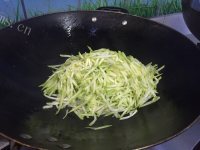 家常菜炒嫩南瓜丝做法图解5)
