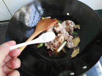 热腾腾的胡萝卜山药炖排骨做法图解8)