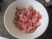 家常菜肉丝炒角瓜做法图解2)