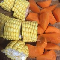 回味无穷的红萝卜玉米排骨汤做法图解2)